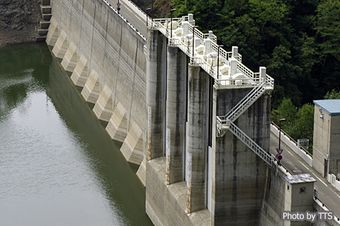 中空重力式コンクリートダム：金山ダム